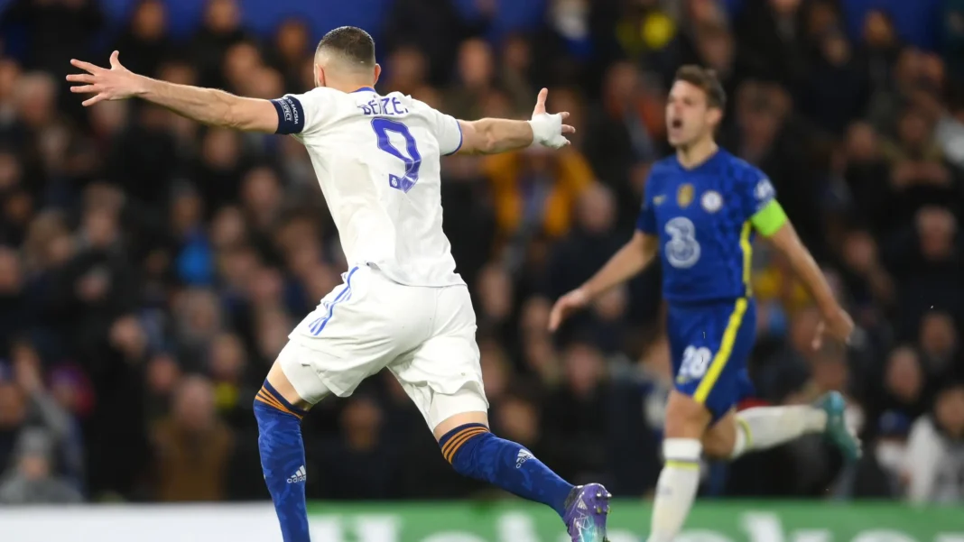Karim Benzema célèbre lors d'un match de football avec Chelsea.