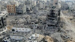 Gaza sous les bombes : silence diplomatique et cris d’alerte Ville détruite avec des bâtiments en ruines et débris.