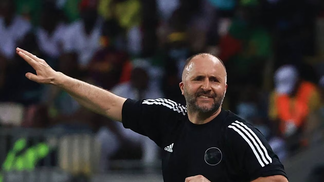 Djamel Belmadi, entraîneur de football, sur le terrain en pleine action.