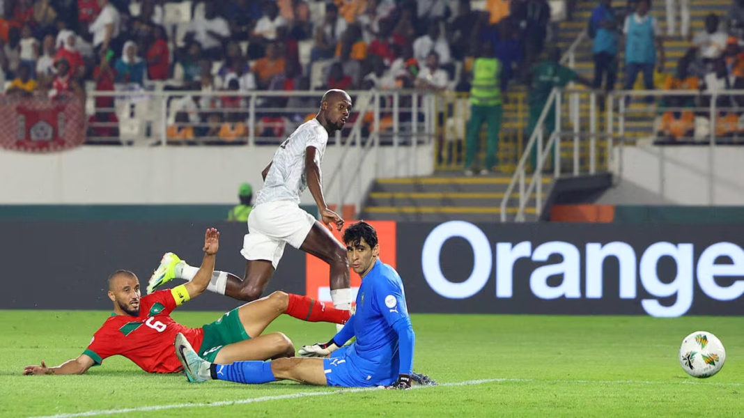 Joueur sud-africain marquant un but lors du match contre le Maroc.