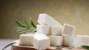 Fromage blanc de lait de chamelle avec herbes aromatiques.