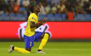 CAN 2023 : Mané en quête du titre de Meilleur Buteur – L'occasion à ne pas manquer ! Sadio Mané en prière sur le terrain de football lors de la CAN 2023.