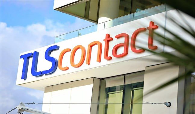 TLSContact annonce la fermeture temporaire de France-Visas : Détails et conseils Logo TLScontact sur le bâtiment pour les demandes de visas.