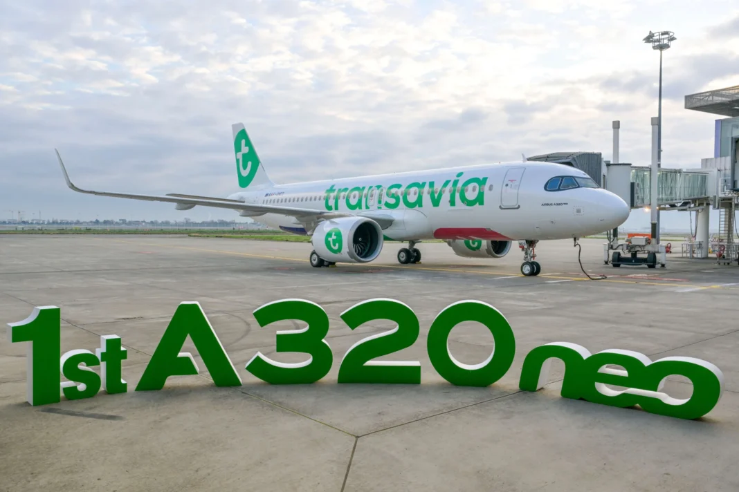 Transavia dévoile son premier Airbus A320neo à l'aéroport.