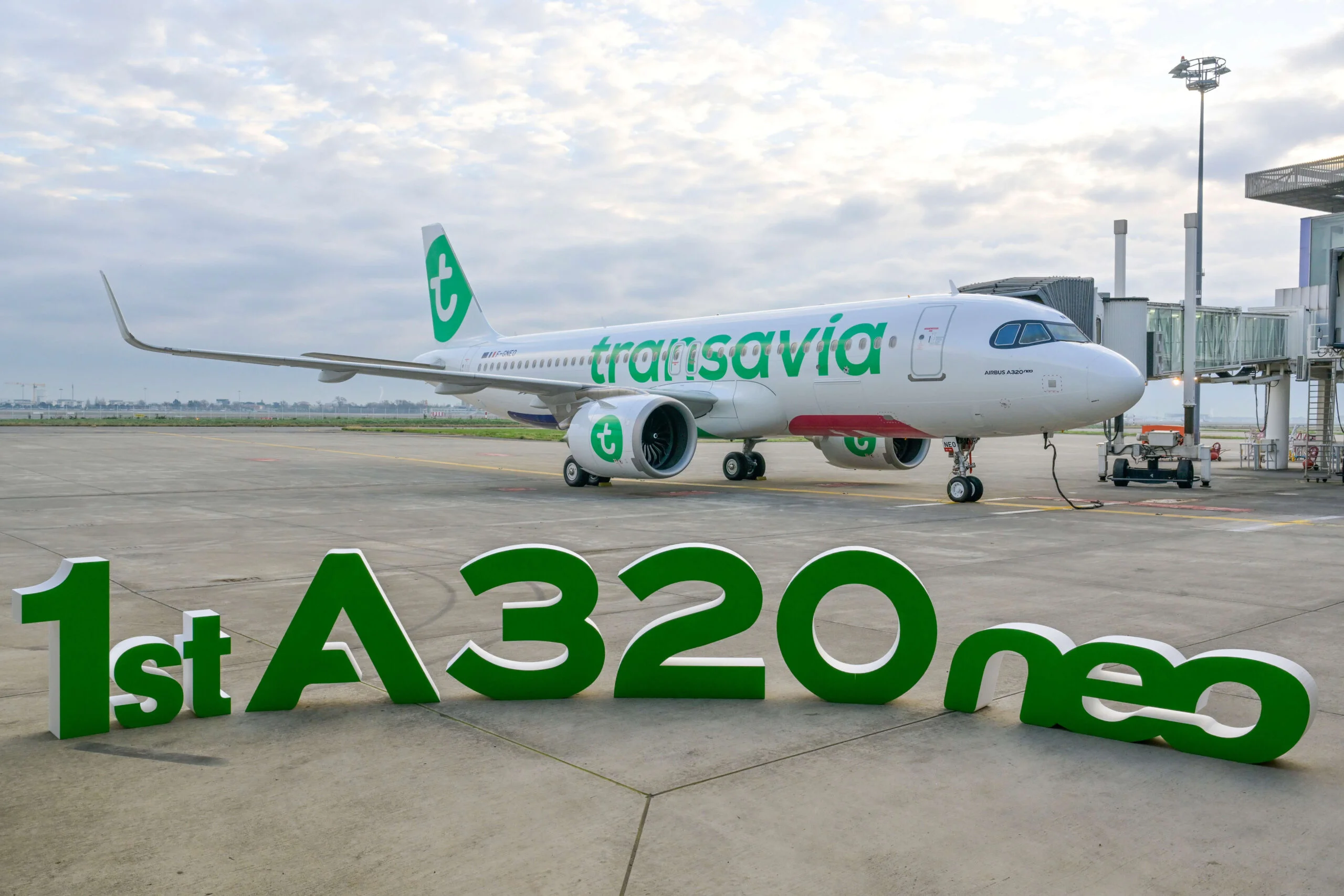 Transavia dévoile son premier Airbus A320neo à l'aéroport.