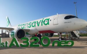 Transavia France dévoile son premier Airbus A320neo à l'aéroport.