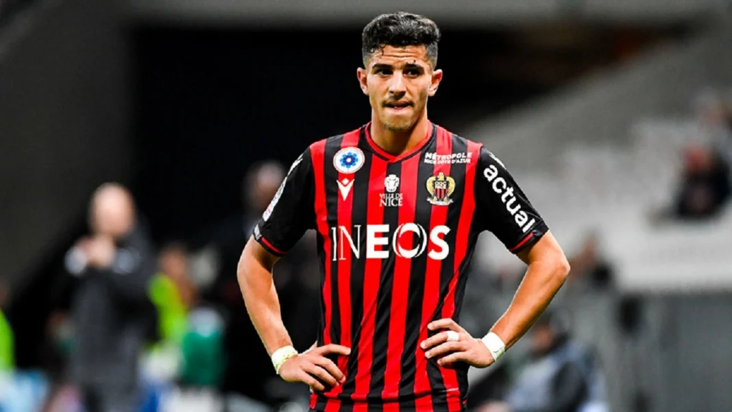 Youcef Atal en action lors d'un match Youcef Atal joueur de football algérien en maillot de l'OGC Nice.