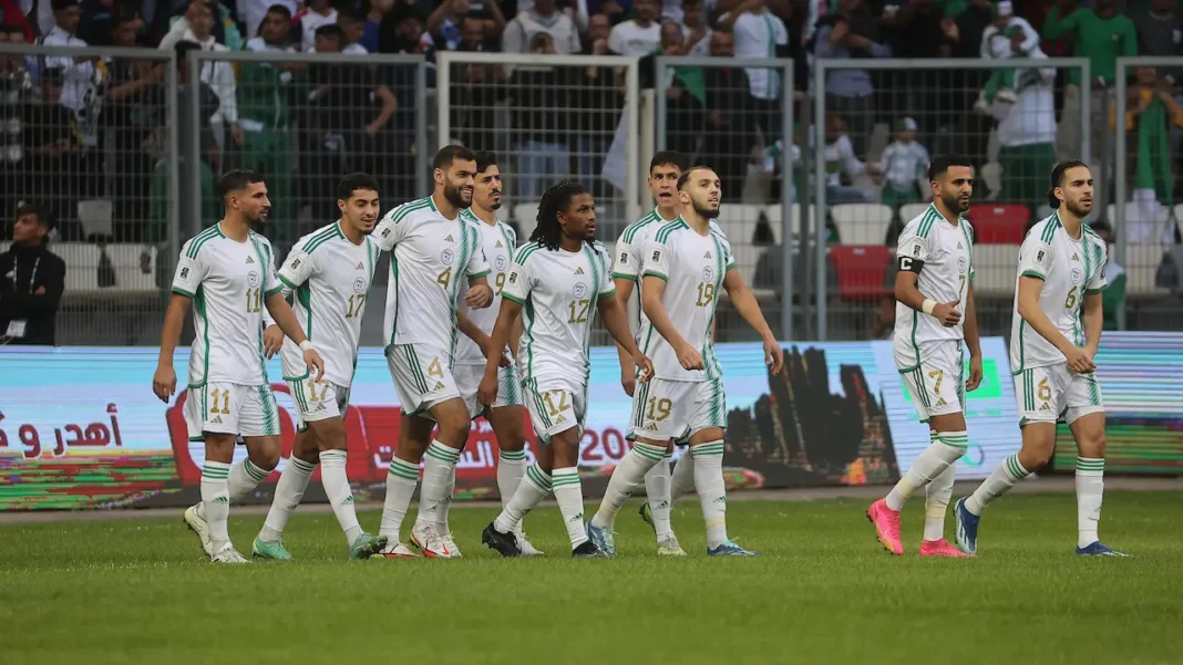Les joueurs algériens sur le terrain lors d'un match de football.