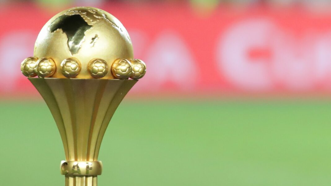 Trophée de la CAN 2023 avec globe terrestre doré.