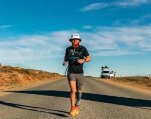 Russell Cook, l'aventurier intrépide, conquiert l'Algérie dans son périple Africain Russell Cook