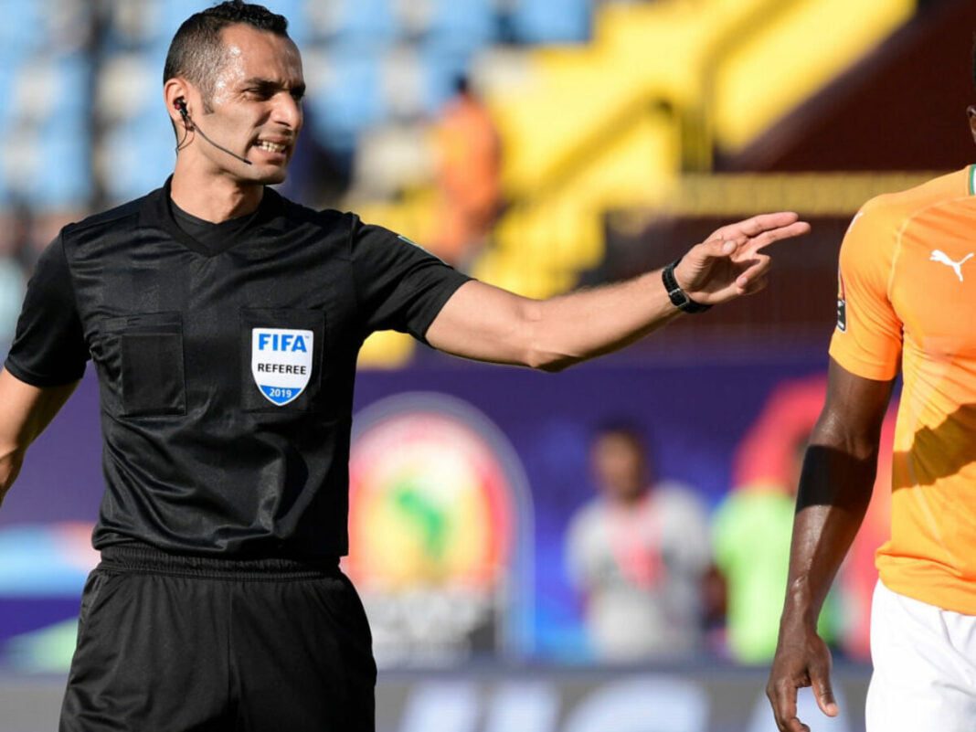 Arbitre Ghorbal saluant un joueur ivoirien lors de la CAN 2024.
