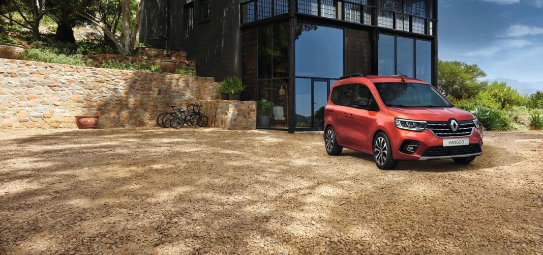 Renault Kangoo Stepway 2024 rouge devant une maison moderne.