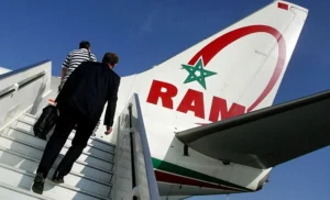 Passagers montant à bord d'un avion RAM au départ.