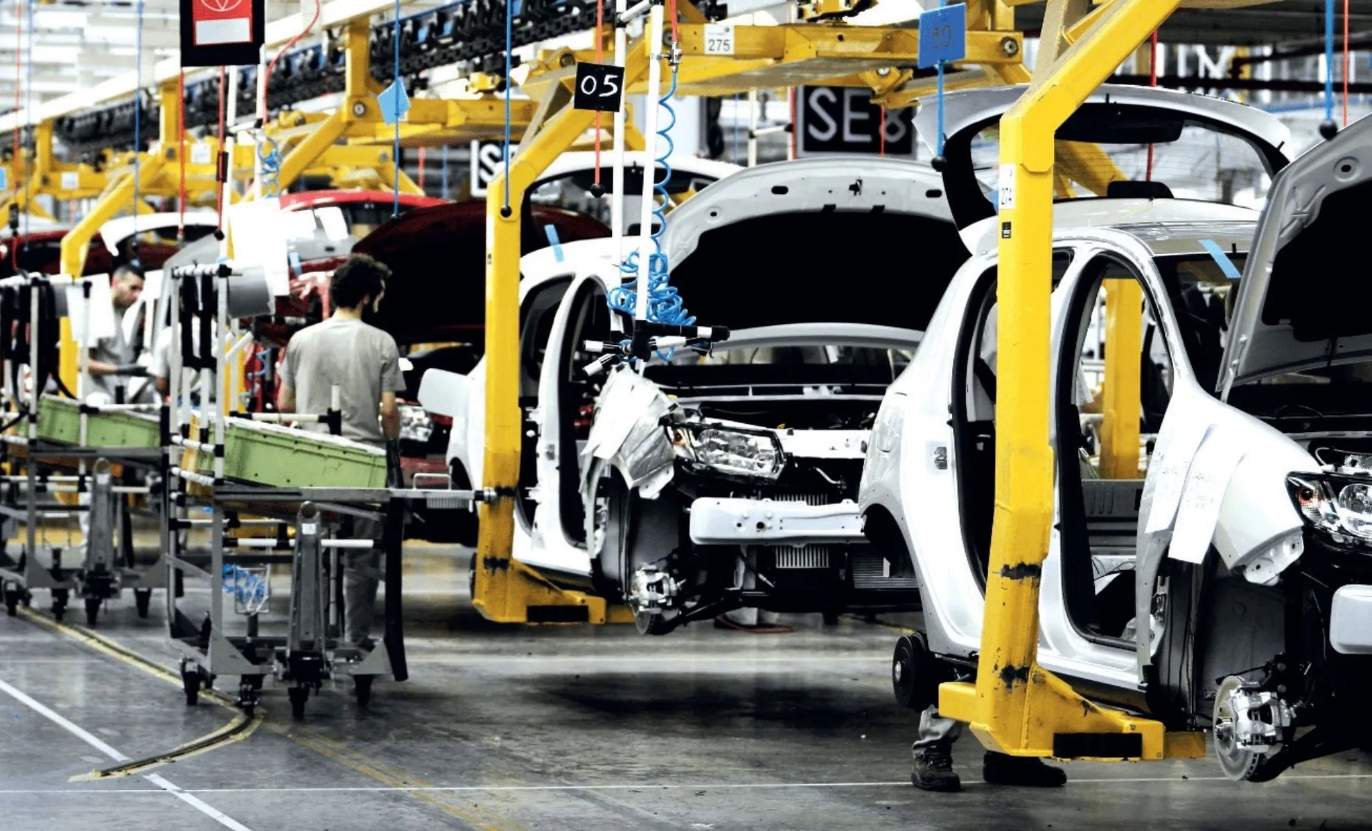 Ligne de production de véhicules électriques en usine au Maroc.