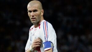 Zinedine Zidane en route pour succéder à Djamel Belmadi Zinedine Zidane portant le maillot de l'équipe de France.