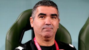 Les Déceptions Majeures de la CAN 2024 : Riyad Mahrez, Djamel Belmadi, et bien d'autres ! Riyad Mahrez assis sur le banc lors d'un match de football.