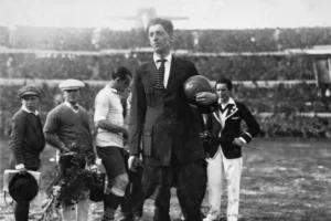 John Langenus : Le Premier Arbitre à Diriger une Finale de la Coupe du Monde de la FIFA en 1930 John Langenus, premier arbitre de la finale de 1930, avec des joueurs de football.