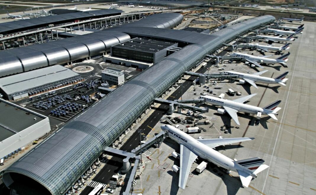Aéroport de Paris-Charles de Gaulle avec plusieurs avions au terminal.