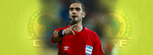 Arbitre de football en pleine décision lors d'un match.