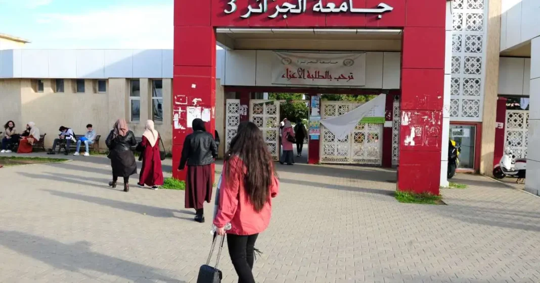 Étudiante à l'entrée de l'université en Algérie.