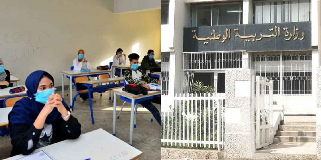 Étudiants passant l'examen dans une salle avec masques de protection.
