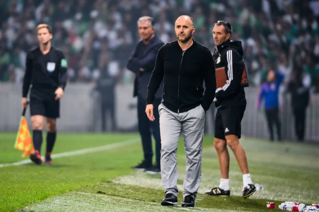 Djamel Belmadi, entraîneur de football, sur le terrain lors d'un match important.