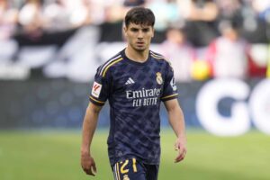 Brahim Diaz portant le maillot du Real Madrid lors d'un match.