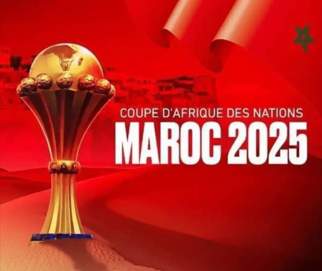 Trophée de la CAN 2025 avec fond rouge et drapeaux marocains.