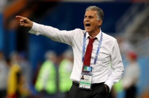 La Bataille des Bancs - équipe d'Algérie : Quatre Maestros du Football en Lice pour Diriger les fennecs Entraîneur de football en pleine instruction lors d'un match.
