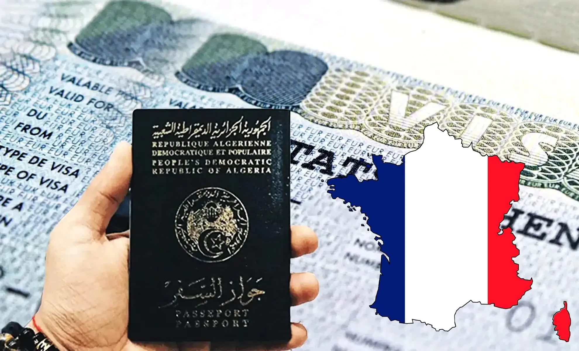 Passeport et visa algérien avec carte de France en arrière-plan.