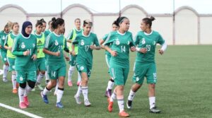 Femmes joueuses d'Algérie en entraînement sur le terrain de football.