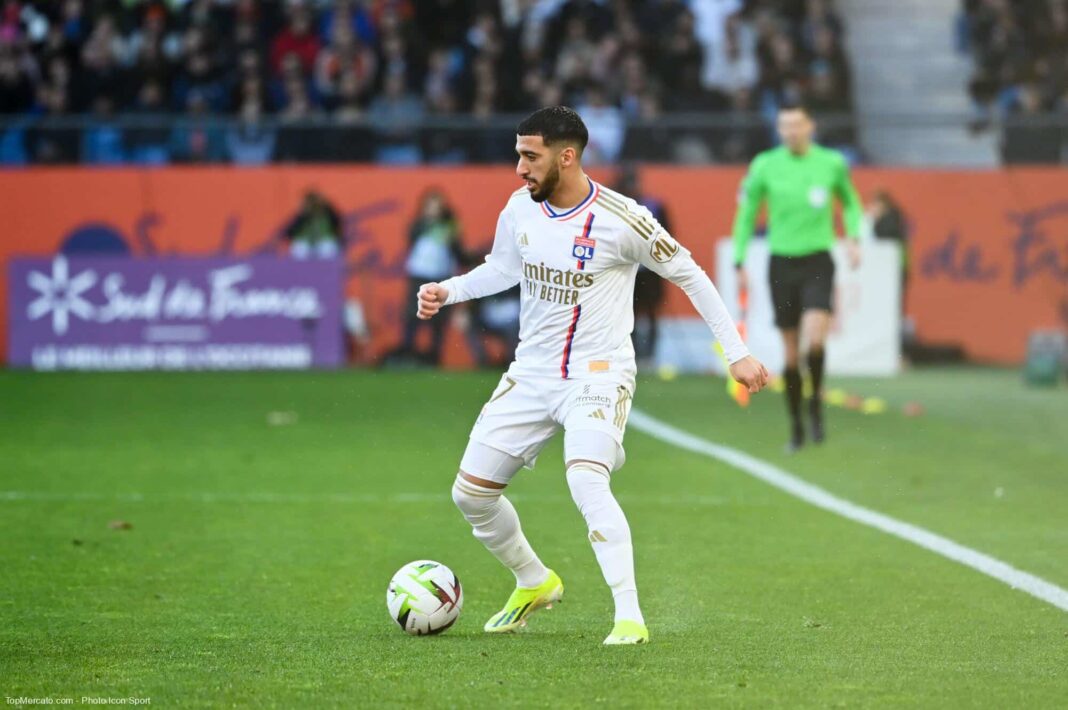 Saïd Benrahma dribble le ballon lors d'un match contre Strasbourg.