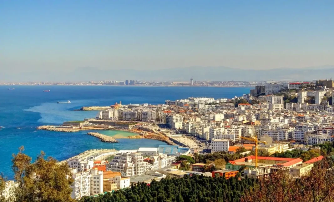 Vue aérienne d'Alger avec la mer Méditerranée et les bâtiments modernes.