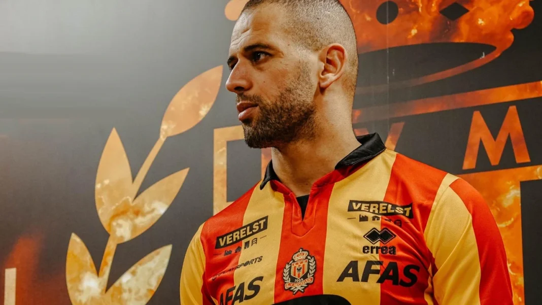 Islam Slimani en maillot du KV Mechelen lors de sa signature.