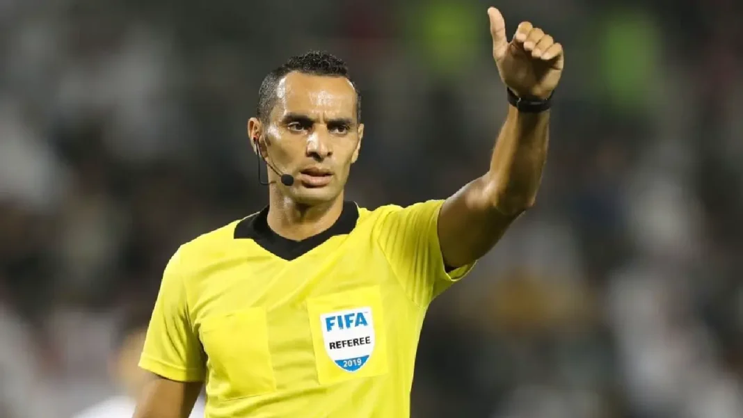 Arbitre algérien Mustapha Ghorbal lors d'un match de football.