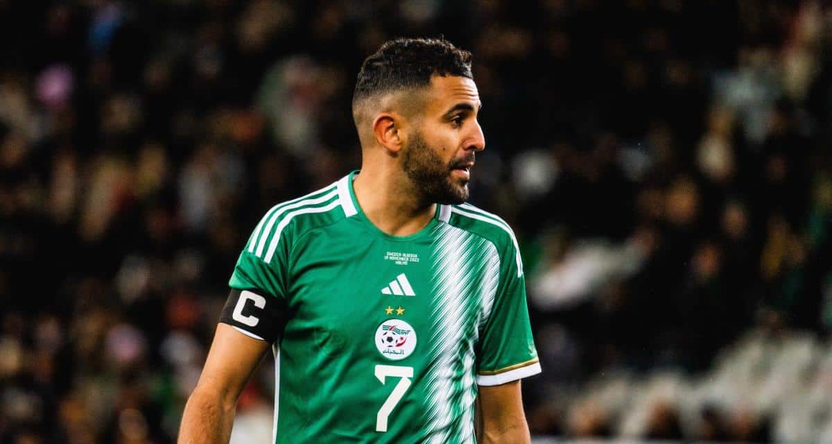 Riyad Mahrez portant le maillot vert de l'équipe nationale d'Algérie.