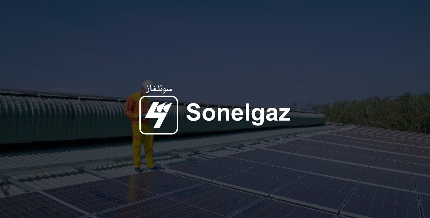 Technicien sur une installation solaire de Sonelgaz en Algérie.