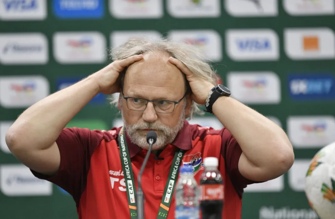 Tom Saintfiet, entraîneur, en conférence de presse, expression stressée.