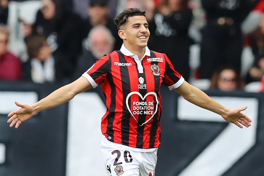 Youcef Atal joueur algérien en maillot de football lors d'un match.