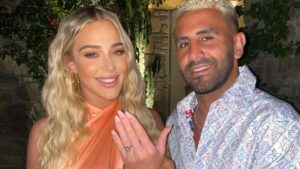 Riyad Mahrez et sa femme souriants lors d'une sortie cinéma.