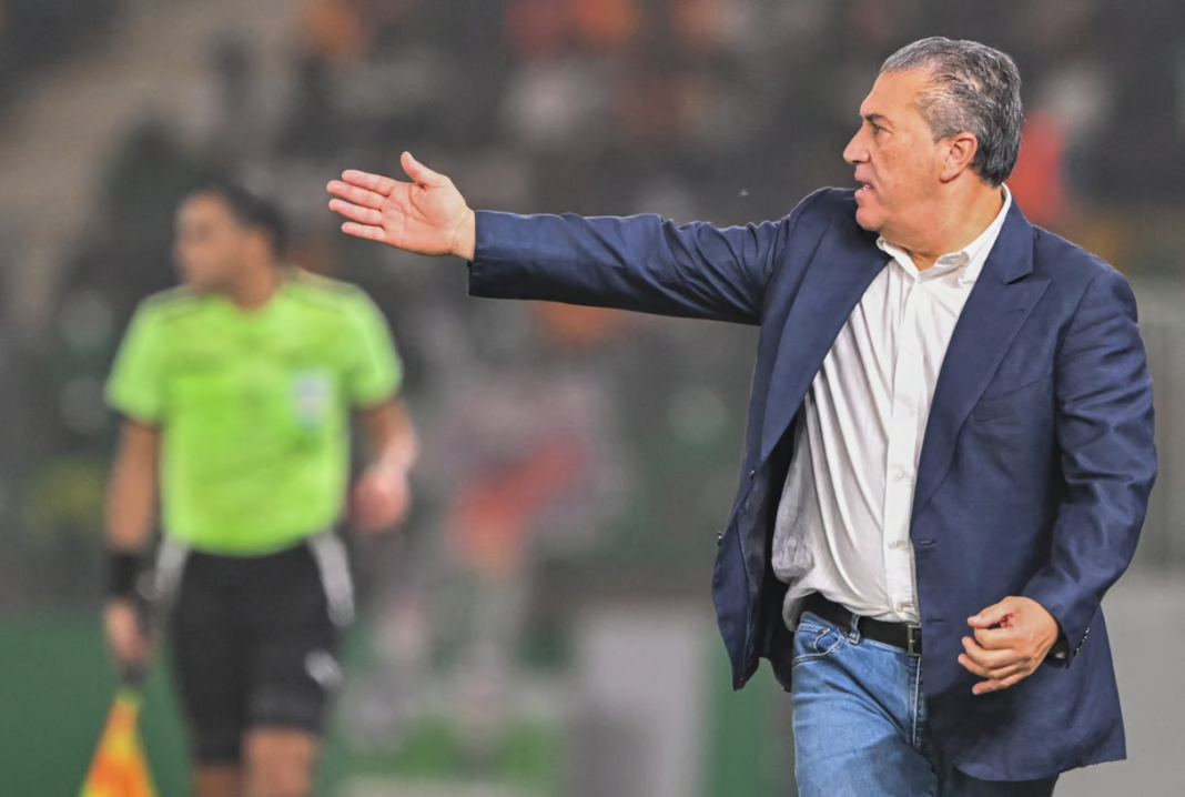 José Peseiro donne des instructions sur le terrain de football.