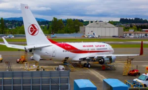 Air Algérie : un avion du pavillon national dévié d'urgence à cause de... Avion Air Algérie stationné à l'aéroport avec vue sur le tarmac.