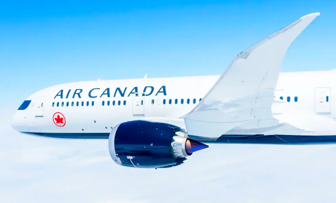 Avion Air Canada avec ailes modernes en vol au-dessus des nuages.