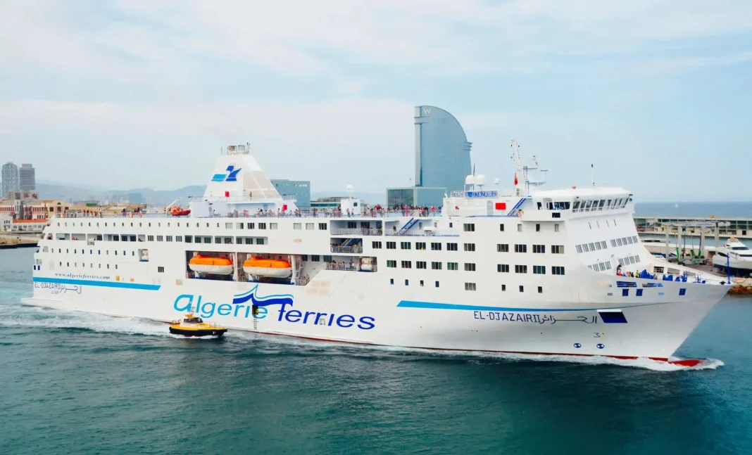 Ferry Algérie Ferries en mer avec la ville d'Alger en arrière-plan.