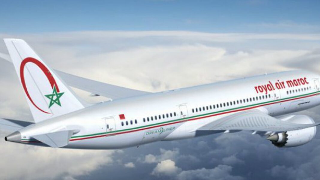 Avion Royal Air Maroc en vol Avion Royal Air Maroc survolant les nuages en plein ciel.