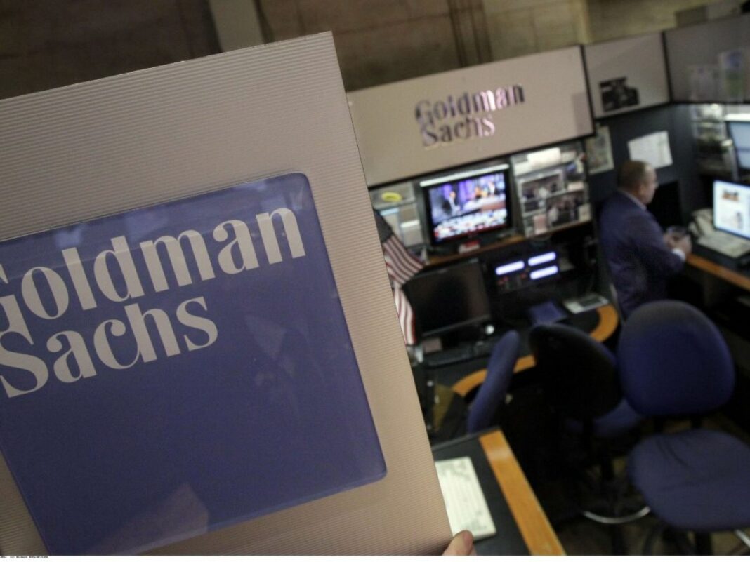 Logo de Goldman Sachs dans un environnement de bureau financier.