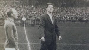 John Langenus : Le Premier Arbitre à Diriger une Finale de la Coupe du Monde de la FIFA en 1930 John Langenus, premier arbitre de la finale de la Coupe du Monde 1930.