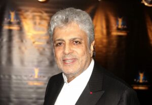 Enrico Macias en costume lors d'un événement à Joué-lès-Tours.