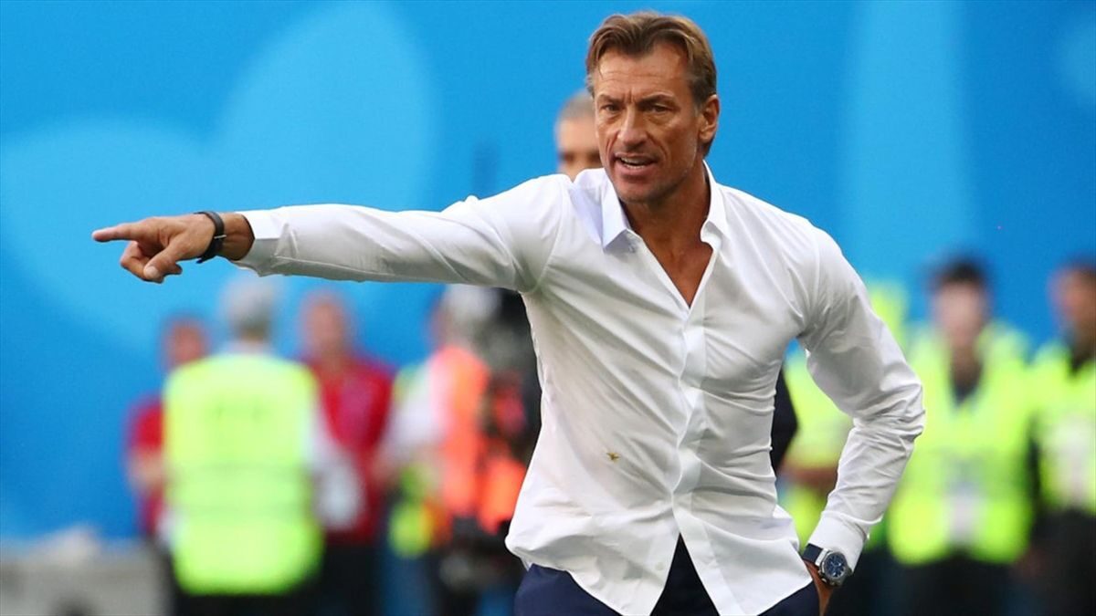 Hervé Renard donnant des instructions sur le terrain.