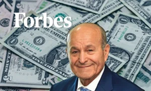 Portrait d'Issad Rebrab avec des billets de dollar en arrière-plan.